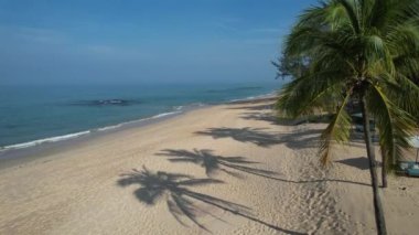 Khao Lak, Phang Nga, Tayland 'daki Natai sahilinin havadan görüntüsü. Yüksek kalite 4k görüntü