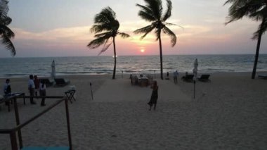 Khao Lak, Phang Nga, Tayland 'daki Natai sahilinin havadan görüntüsü. Yüksek kalite 4k görüntü