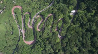 Fuji-Hakone Izu Ulusal Parkı, Japonya, Asya 'daki dolambaçlı bir dağ yolunun hava manzarası