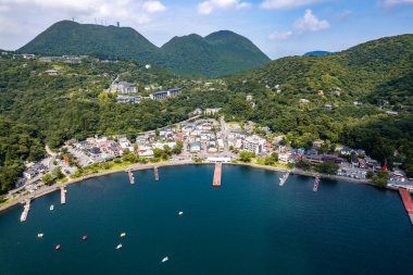 Japonya, Asya 'daki Hakone Gölü Tapınağı' nın havadan görünüşü