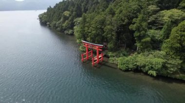 Japonya, Asya 'daki Hakone Gölü Tapınağı' nın havadan görünüşü