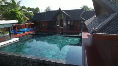 Khao Lak, Phang Nga, Tayland 'daki Natai sahilinin havadan görüntüsü. Yüksek kalite 4k görüntü