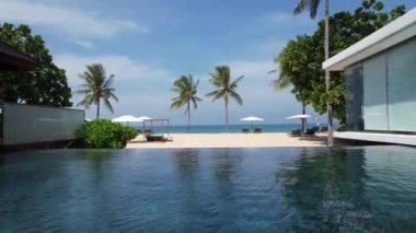 Khao Lak, Phang Nga, Tayland 'daki Natai sahilinin havadan görüntüsü. Yüksek kalite 4k görüntü