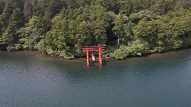 Japonya, Asya 'daki Hakone Gölü Tapınağı' nın havadan görünüşü