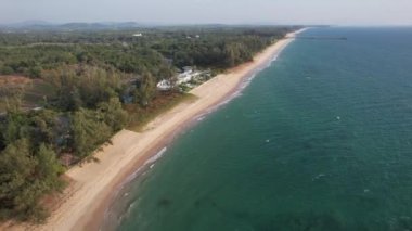 Khao Lak, Phang Nga, Tayland 'daki Natai sahilinin havadan görüntüsü. Yüksek kalite 4k görüntü