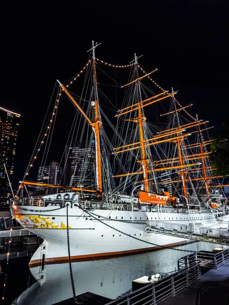 Japonya 'nın Yokohama şehrinde, Nippon Maru adlı bir yelkenli. Yüksek kalite fotoğraf