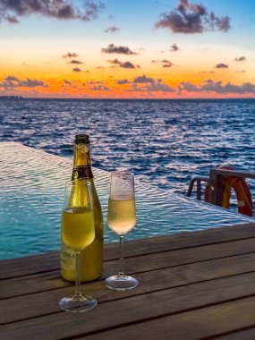 Maldivler 'deki su üstü havuz villasından gün batımı manzarası. Yüksek kalite fotoğraf