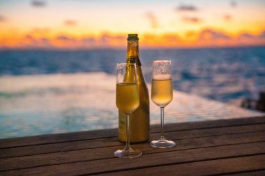 Maldivler 'deki su üstü havuz villasından gün batımı manzarası. Yüksek kalite fotoğraf