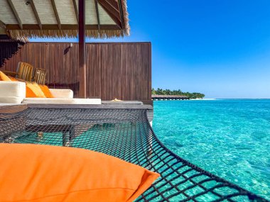 Maldivler 'deki su üstü havuz villasından gün batımı manzarası. Yüksek kalite fotoğraf