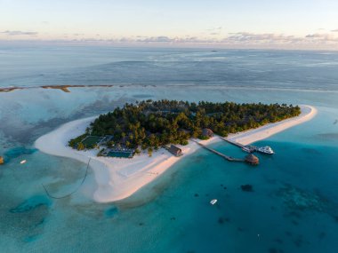 Maldivler, Asya 'da gün batımında Velavaru Adası' nın hava manzarası