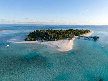 Maldivler, Asya 'da gün batımında Velavaru Adası' nın hava manzarası