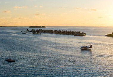 Maldivler, Asya 'da gün batımında Velavaru Adası' nın hava manzarası