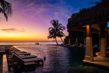 Maldivler 'deki su üstü havuz villasından gün batımı manzarası. Yüksek kalite fotoğraf