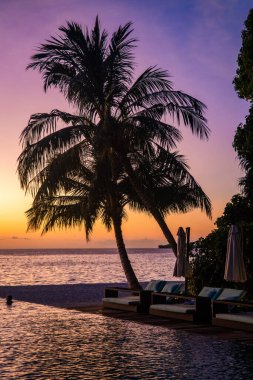 Maldivler 'deki su üstü havuz villasından gün batımı manzarası. Yüksek kalite fotoğraf