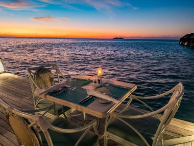 Maldivler 'deki su üstü havuz villasından gün batımı manzarası. Yüksek kalite fotoğraf