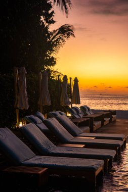 Maldivler 'deki su üstü havuz villasından gün batımı manzarası. Yüksek kalite fotoğraf