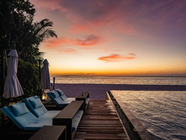 Maldivler 'deki su üstü havuz villasından gün batımı manzarası. Yüksek kalite fotoğraf