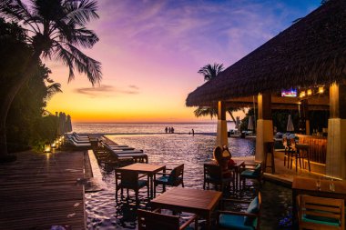 Asya 'daki Maldivler' de bir havuz barında. Yüksek kalite fotoğraf