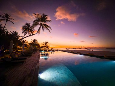 Asya, Maldivler 'deki sahil beldesinde gün batımı. Yüksek kalite fotoğraf