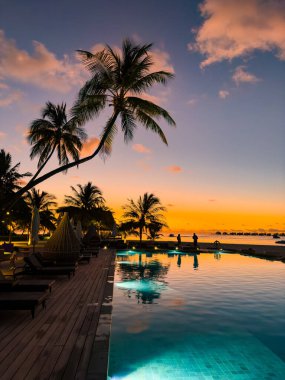 Asya, Maldivler 'deki sahil beldesinde gün batımı. Yüksek kalite fotoğraf