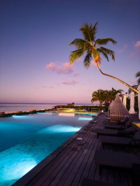 Asya, Maldivler 'deki sahil beldesinde gün batımı. Yüksek kalite fotoğraf