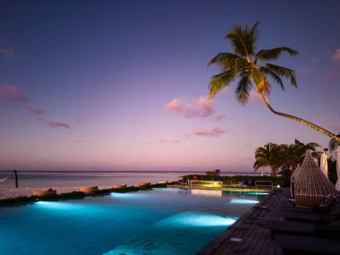 Asya, Maldivler 'deki sahil beldesinde gün batımı. Yüksek kalite fotoğraf