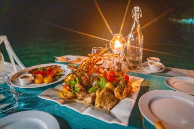 Maldivler restoranında ıstakozla deniz ürünleri yemeği. Yüksek kalite fotoğraf