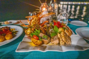 Maldivler restoranında ıstakozla deniz ürünleri yemeği. Yüksek kalite fotoğraf