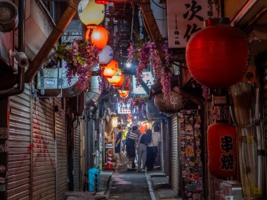 Omoide Yokocho. High Landmark ara sokaklarında basit yemek ve alkollü içecekler için bir sürü tezgah var. kalite fotoğraf