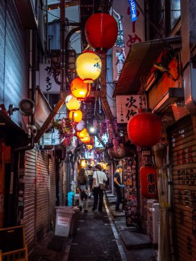 Omoide Yokocho. High Landmark ara sokaklarında basit yemek ve alkollü içecekler için bir sürü tezgah var. kalite fotoğraf