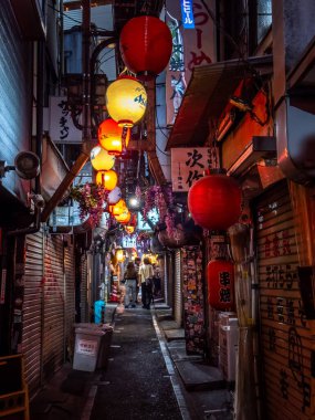 Omoide Yokocho. High Landmark ara sokaklarında basit yemek ve alkollü içecekler için bir sürü tezgah var. kalite fotoğraf