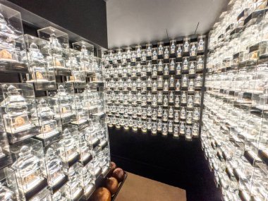 Fukagawa Fudou, Tokyo, Japonya 'nın doğusundaki Koto koğuşundaki 10 bin küçük kristal goril ile idare ediyor. Yüksek kalite fotoğraf