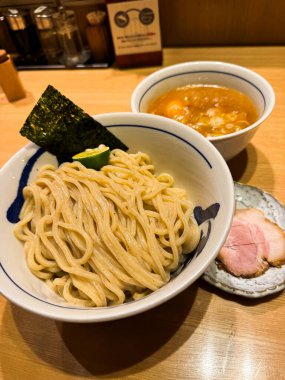 Kabuchiko, Tokyo, Japonya 'daki Shinjuku Caddesi. Yüksek kalite fotoğraf