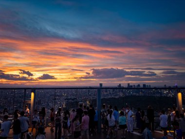 Gün batımında Shibuya Sky 'ın çatısından Tokyo manzarası, Shibuya, Tokyo, Japonya. Yüksek kalite fotoğraf