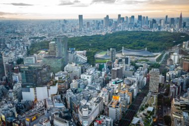 Gün batımında Shibuya Sky 'ın çatısından Tokyo manzarası, Shibuya, Tokyo, Japonya. Yüksek kalite fotoğraf