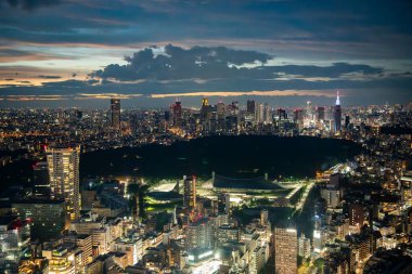 Gün batımında Shibuya Sky 'ın çatısından Tokyo manzarası, Shibuya, Tokyo, Japonya. Yüksek kalite fotoğraf