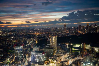 Gün batımında Shibuya Sky 'ın çatısından Tokyo manzarası, Shibuya, Tokyo, Japonya. Yüksek kalite fotoğraf