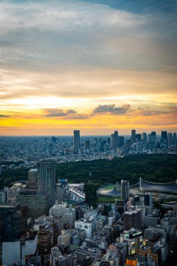 Gün batımında Shibuya Sky 'ın çatısından Tokyo manzarası, Shibuya, Tokyo, Japonya. Yüksek kalite fotoğraf