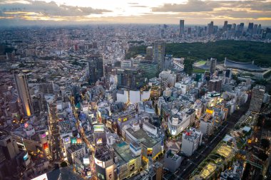 Gün batımında Shibuya Sky 'ın çatısından Tokyo manzarası, Shibuya, Tokyo, Japonya. Yüksek kalite fotoğraf
