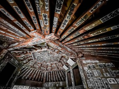 Sazae Tapınağı. 1796 'dan kalma ahşap bir tapınak. Eşsiz bir çift sarmal yapısı ve spiral merdiveni var..