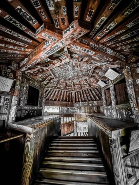 Sazae Tapınağı. 1796 'dan kalma ahşap bir tapınak. Eşsiz bir çift sarmal yapısı ve spiral merdiveni var..