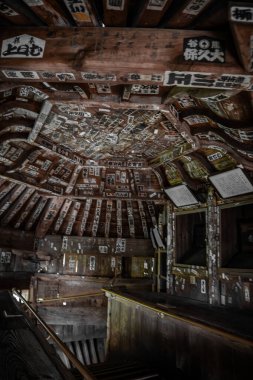 Sazae Tapınağı. 1796 'dan kalma ahşap bir tapınak. Eşsiz bir çift sarmal yapısı ve spiral merdiveni var..