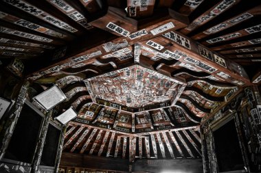 Sazae Tapınağı. 1796 'dan kalma ahşap bir tapınak. Eşsiz bir çift sarmal yapısı ve spiral merdiveni var..