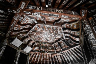 Sazae Tapınağı. 1796 'dan kalma ahşap bir tapınak. Eşsiz bir çift sarmal yapısı ve spiral merdiveni var..