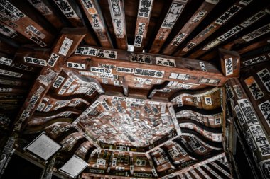 Sazae Tapınağı. 1796 'dan kalma ahşap bir tapınak. Eşsiz bir çift sarmal yapısı ve spiral merdiveni var..