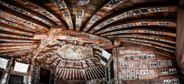 Sazae Tapınağı. 1796 'dan kalma ahşap bir tapınak. Eşsiz bir çift sarmal yapısı ve spiral merdiveni var..