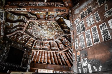 Sazae Tapınağı. 1796 'dan kalma ahşap bir tapınak. Eşsiz bir çift sarmal yapısı ve spiral merdiveni var..