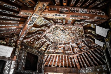 Sazae Tapınağı. 1796 'dan kalma ahşap bir tapınak. Eşsiz bir çift sarmal yapısı ve spiral merdiveni var..