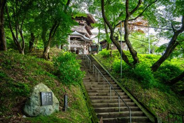 Sazae Tapınağı. 1796 'dan kalma ahşap bir tapınak. Eşsiz bir çift sarmal yapısı ve spiral merdiveni var..