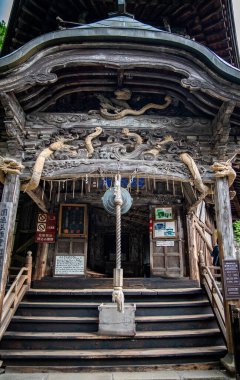 Sazae Tapınağı. 1796 'dan kalma ahşap bir tapınak. Eşsiz bir çift sarmal yapısı ve spiral merdiveni var..